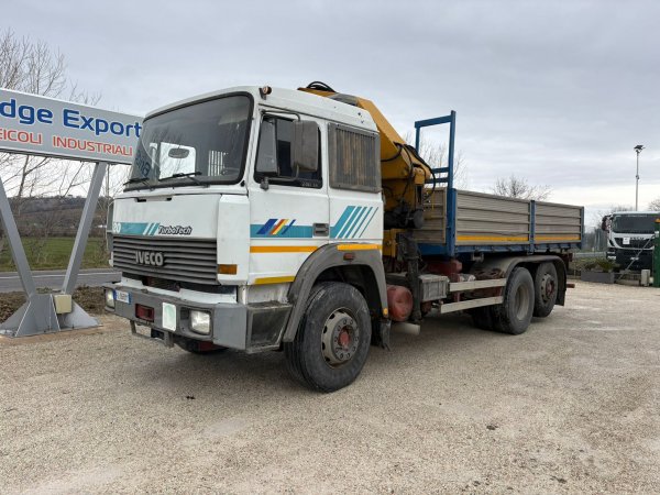 IVECO FIAT 240.36 ribaltabile trilaterale con GRU